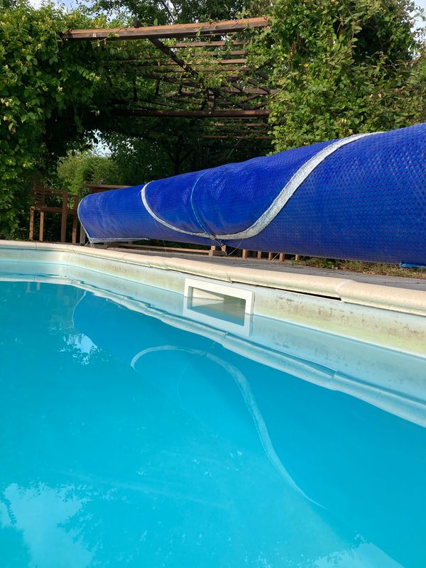 Pool skimmer inlet