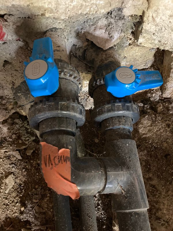 Pool valves: Vacuum open, skimmer closed